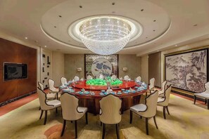 2 Restaurants, Mittagessen, Abendessen, chinesische Küche
