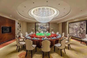 2 restaurantes; se sirve almuerzo y cena; cocina china