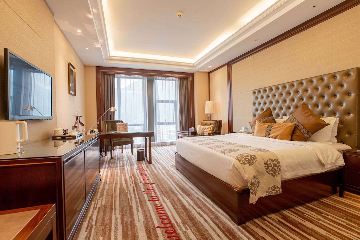 Elite Room, 1 King Bed, Non Smoking, Mountain View