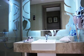 Deluxe Double Room, 1 Katil Kelamin (Double) | Bilik Mandi | Pancuran mandi, kelengkapan dandanan diri mesra alam, pengering rambut 