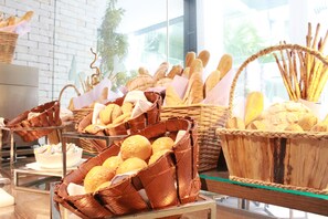 Daily full breakfast (IDR 160000 per person) - Mercure Jakarta Sabang (Jakarta)