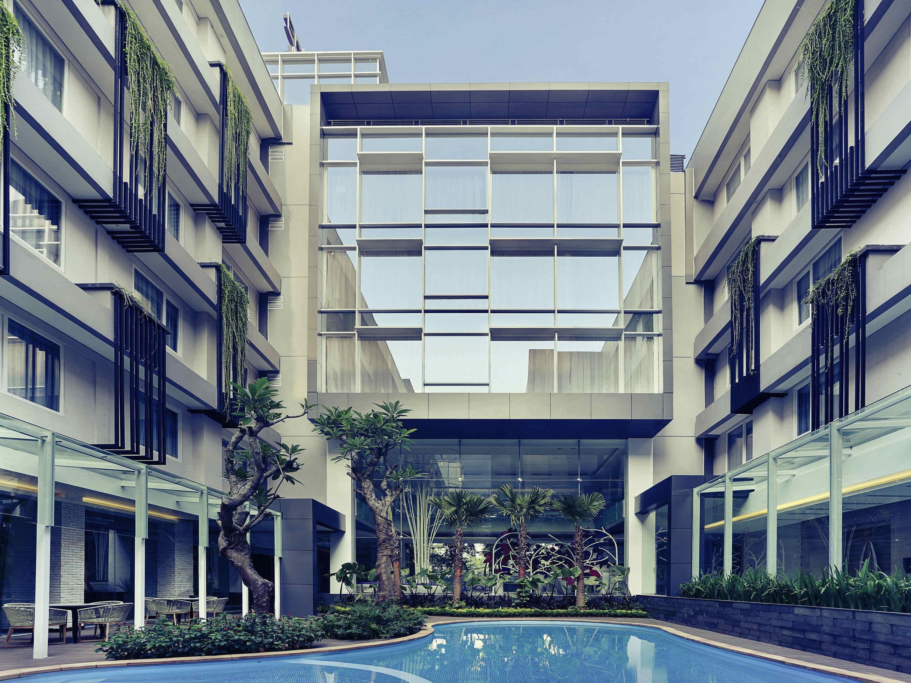 Menghidangkan sarapan, makan tengah hari dan makan malam 