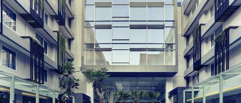 Serves breakfast, lunch and dinner