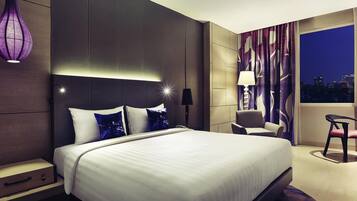 Deluxe tweepersoonskamer, 1 tweepersoonsbed | Een kluis op de kamer, een bureau, een strijkplank/strijkijzer