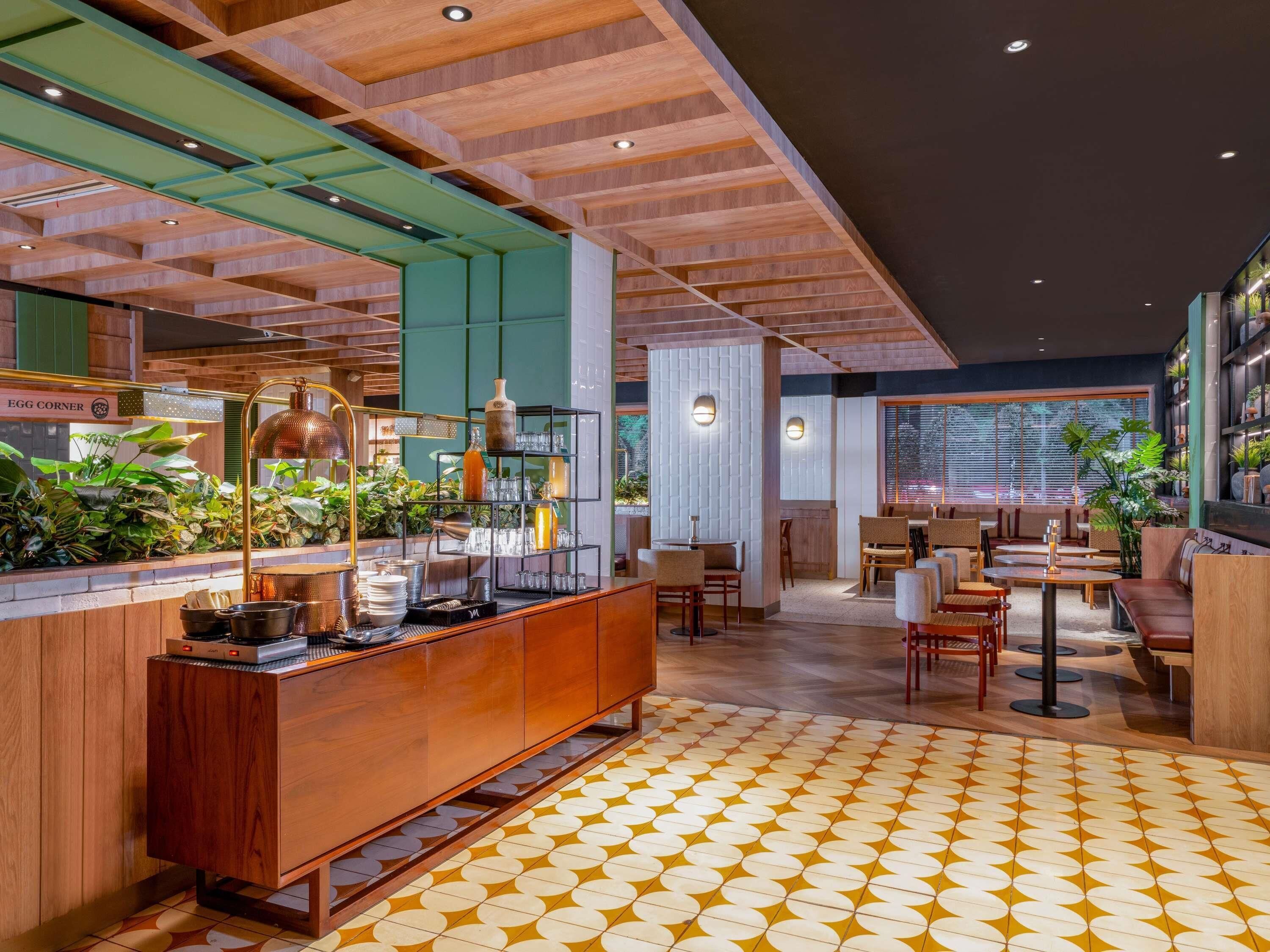 供应早餐、午餐和晚餐，国际美食