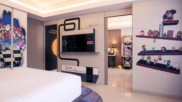 1 kamar tidur, brankas, meja kerja, dan setrika/meja setrika