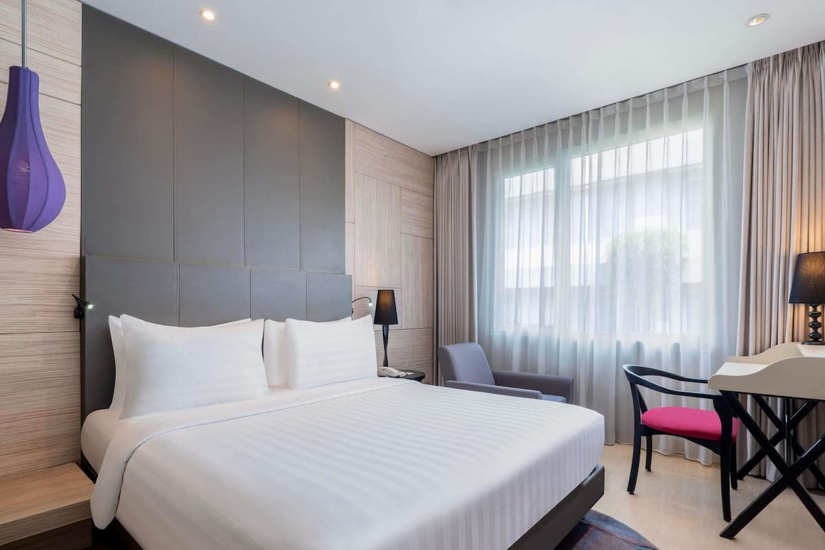 Habitación doble superior, 1 cama matrimonial | Caja de seguridad en la habitación y escritorio