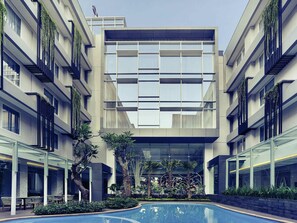 Serverer frokost, lunsj og middag