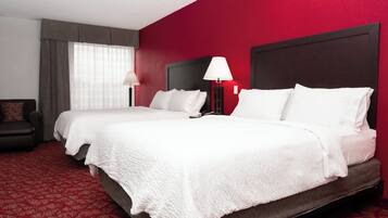 Escrivaninha, espaço de trabalho para notebook, cortinas blackout