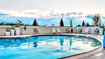 Outdoor pool, open 9 AM to 9 PM, pool loungers