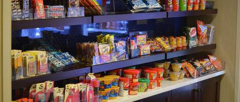 Regale mit einer Auswahl an Snacks und Getränken.