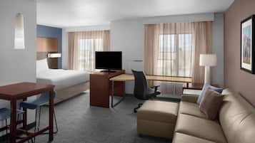 Luxe beddengoed, donzen dekbedden, pillowtop-bedden, een bureau