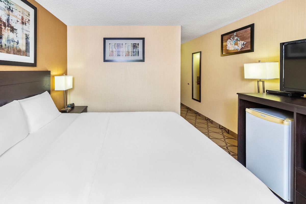 1 bedroom, desk, cots/infant beds, rollaway beds
