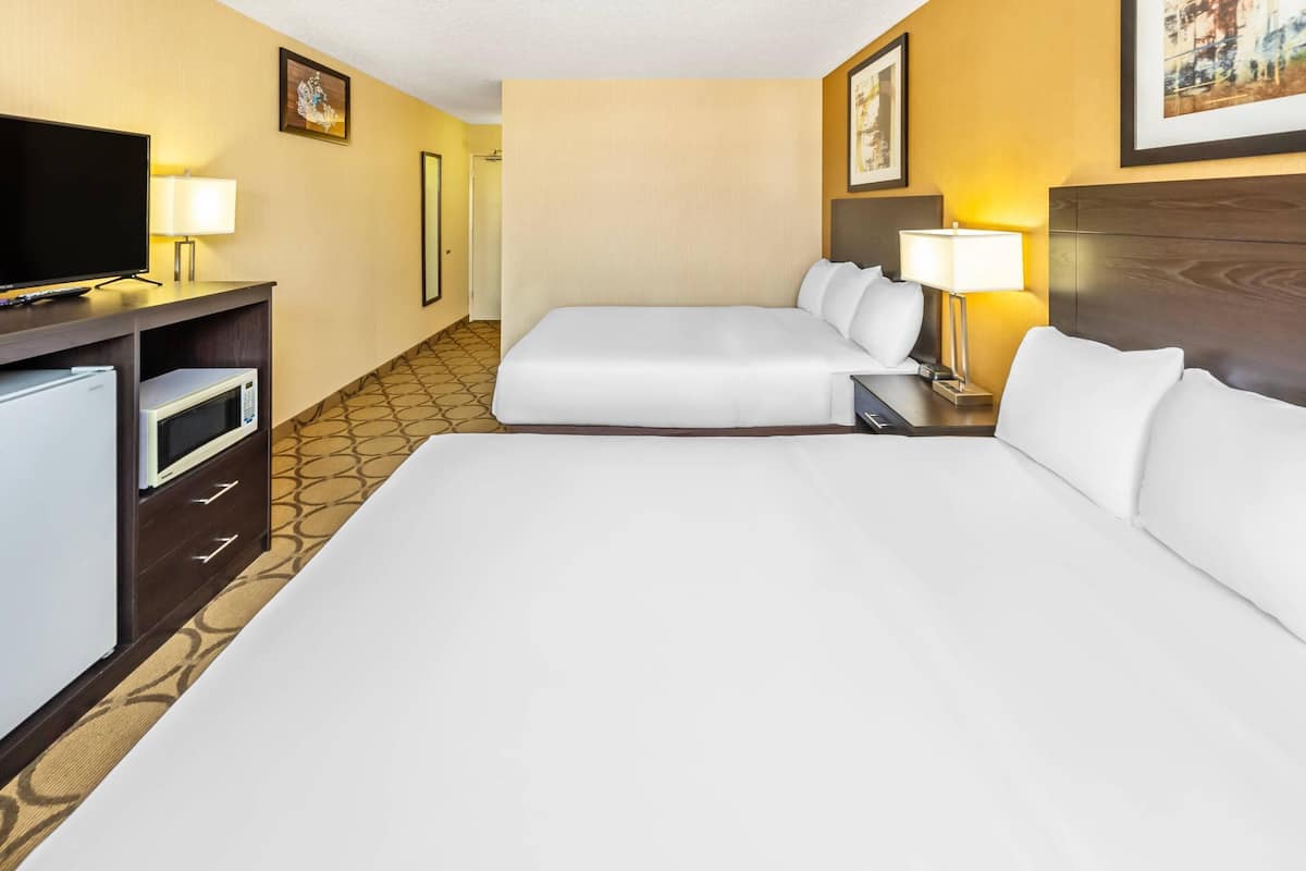 1 bedroom, desk, cots/infant beds, rollaway beds
