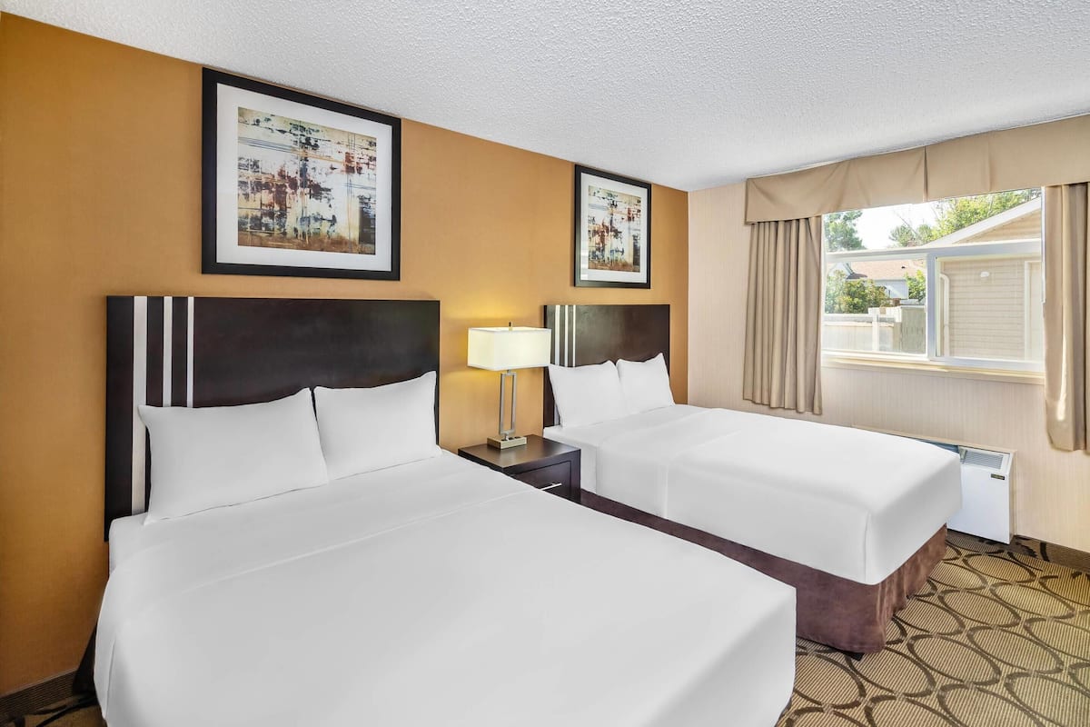 1 bedroom, desk, cots/infant beds, rollaway beds