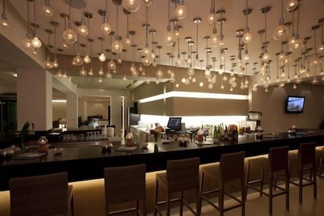 Bar (en el alojamiento). Island Blue Hotel