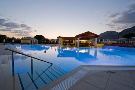 2 piscinas al aire libre, tumbonas. Island Blue Hotel