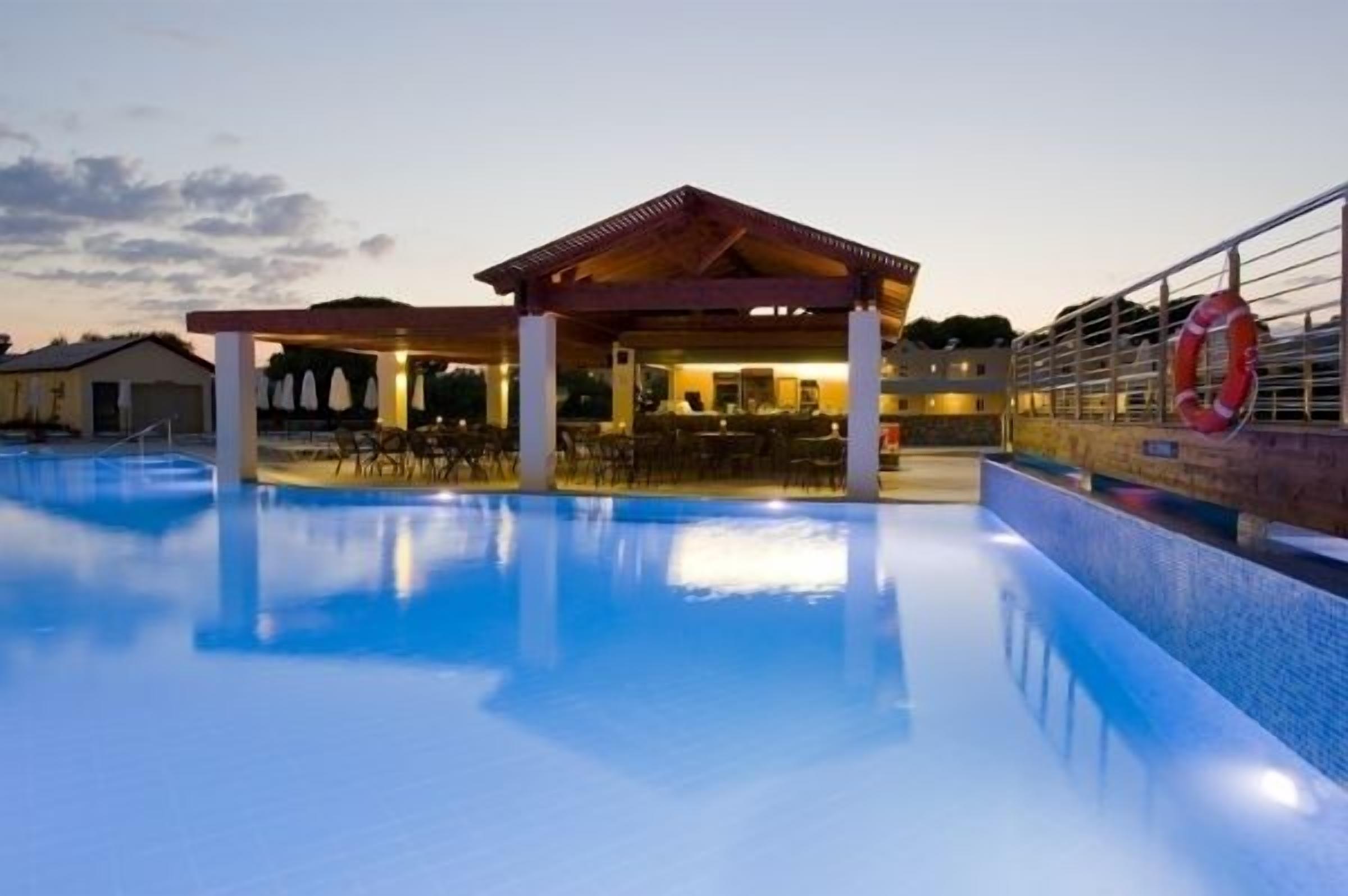 Une piscine dotée d’une zone abritée et d’une bouée de sauvetage fixée à la rambarde.