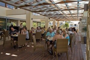 Breakfast, lunch and dinner served - Island Blue Hotel (Rhodes)