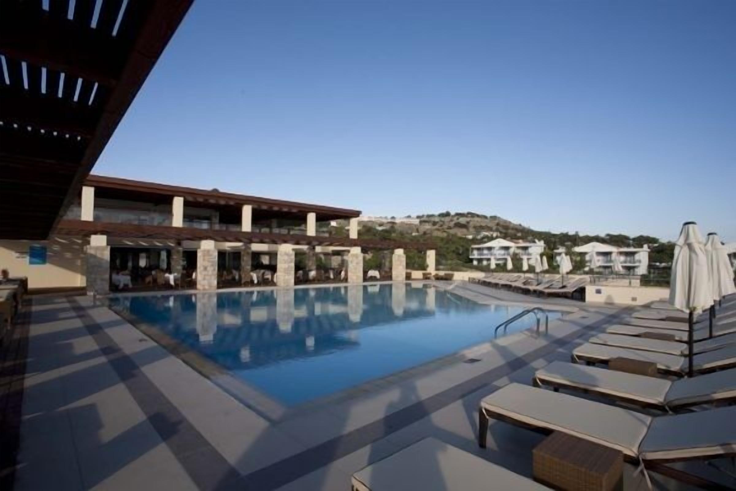 2 outdoor pools, pool loungers