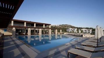 2 outdoor pools, pool loungers