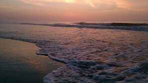 A beach with waves at sunset. - Hotel Cervantino (Tapachula)