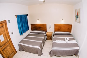 Habitacion Estandar 2 camas matrimoniales con ventilador | Desk, free WiFi, bed sheets