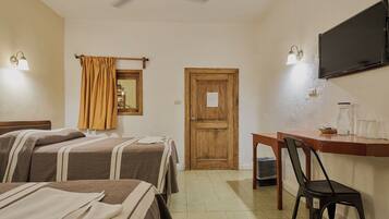 Habitacion Estandar 2 camas matrimoniales con ventilador | Desk, free WiFi, bed sheets