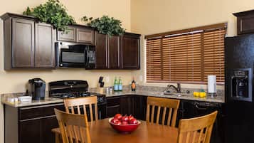 Full-size fridge, microwave, stovetop, dishwasher