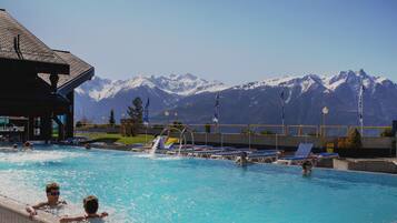 Piscine couverte, 2 piscines extérieures, parasols de plage