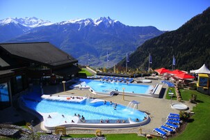 Piscina interna, 2 piscinas externas, guarda-sóis, espreguiçadeiras
