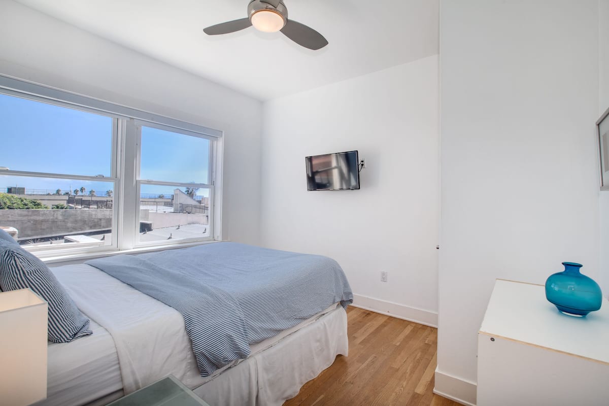 Desk, soundproofing, iron/ironing board, free WiFi