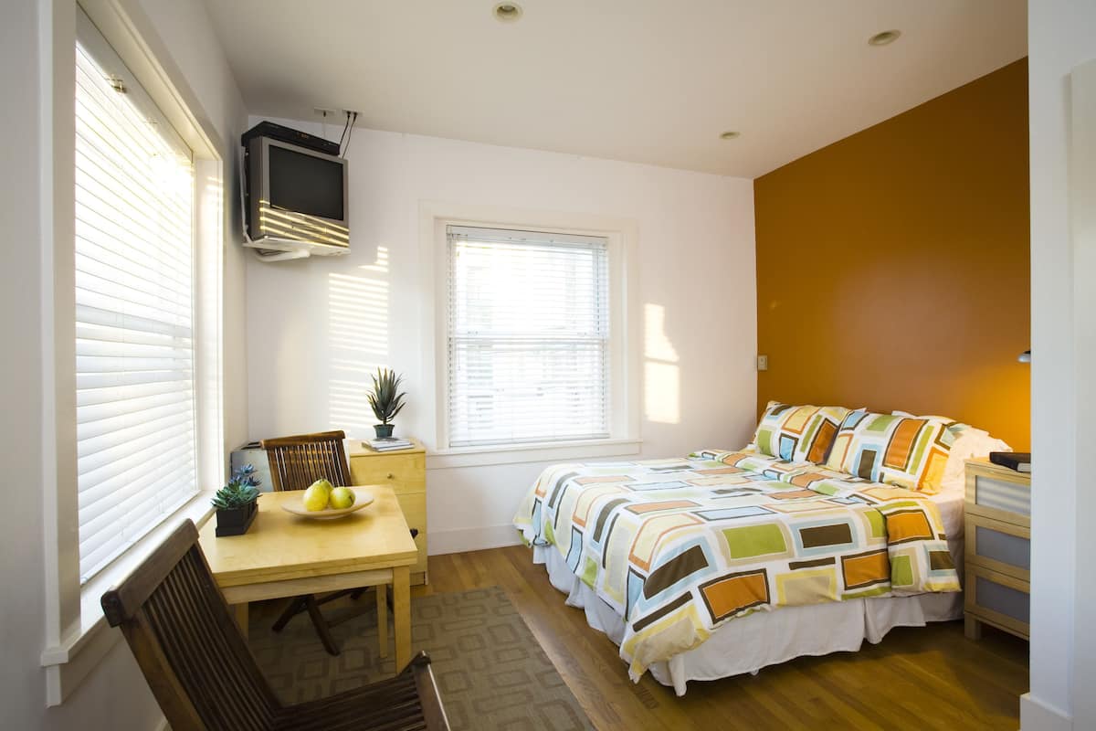 Desk, soundproofing, iron/ironing board, free WiFi