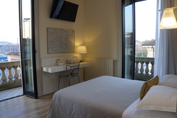 Caja de seguridad en la habitación y escritorio 