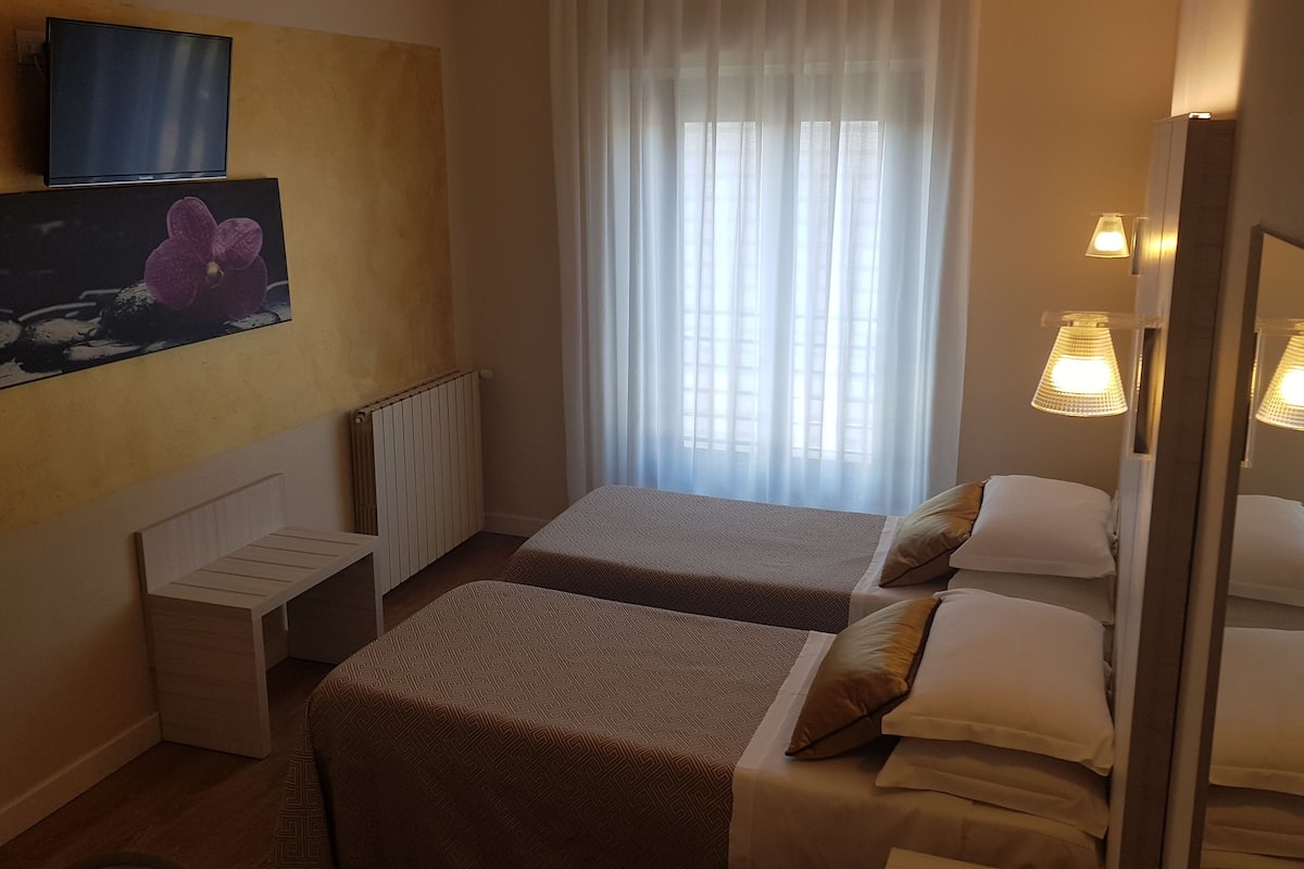 Standard-Zweibettzimmer | Zimmersafe, Schreibtisch, laptopgeeigneter Arbeitsplatz