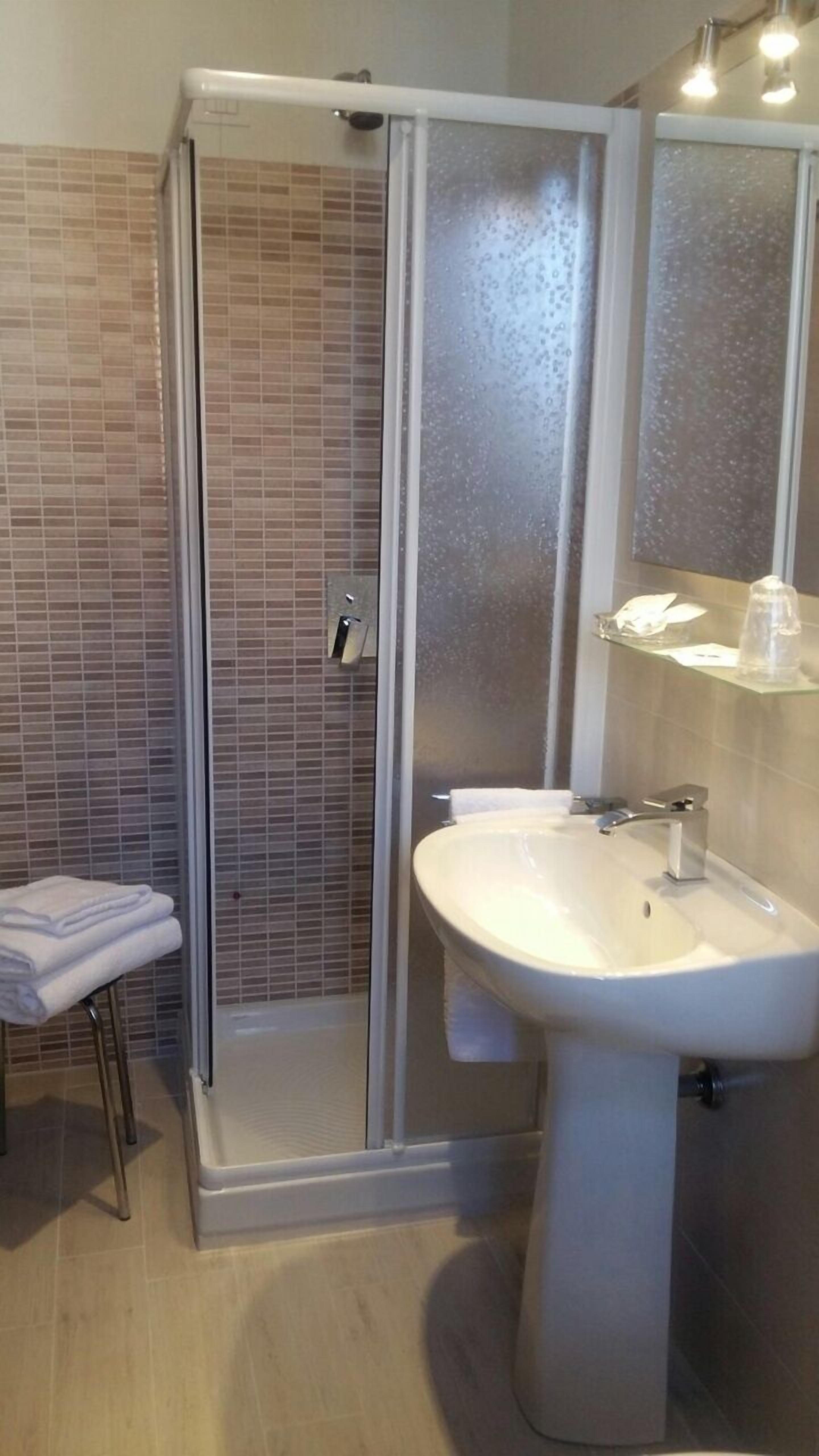 shower, free toiletries, hair dryer, bidet