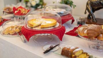 Ein Buffet mit verschiedenen Desserts und Gebäcken unter Glassdecken.