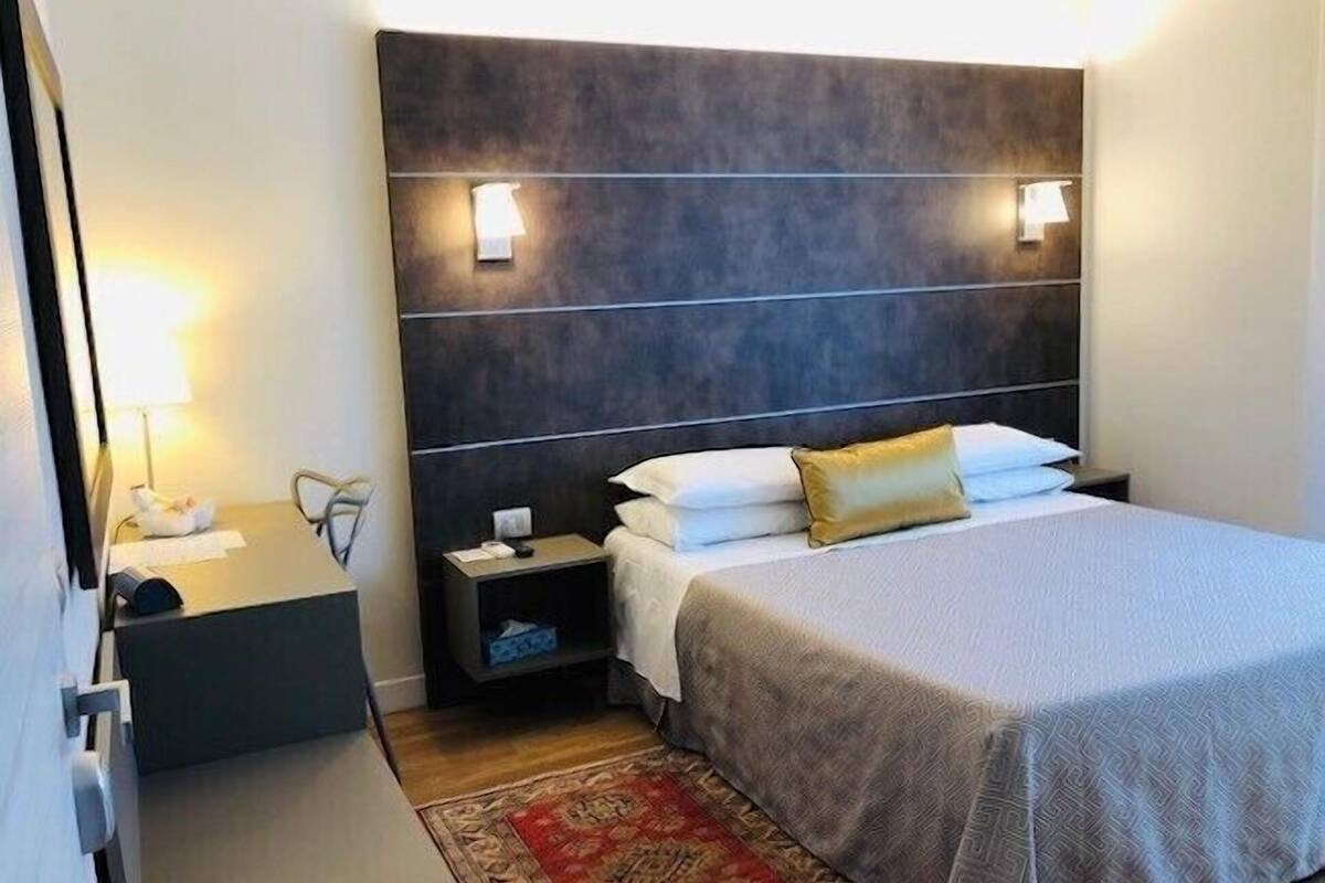 double room | in-room safe, desk, laptop workspace, soundproofing