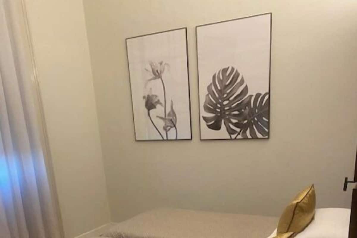 Twin Room - Disability Access | Värdeförvaringsskåp på rummet, skrivbord och arbetsyta för laptop
