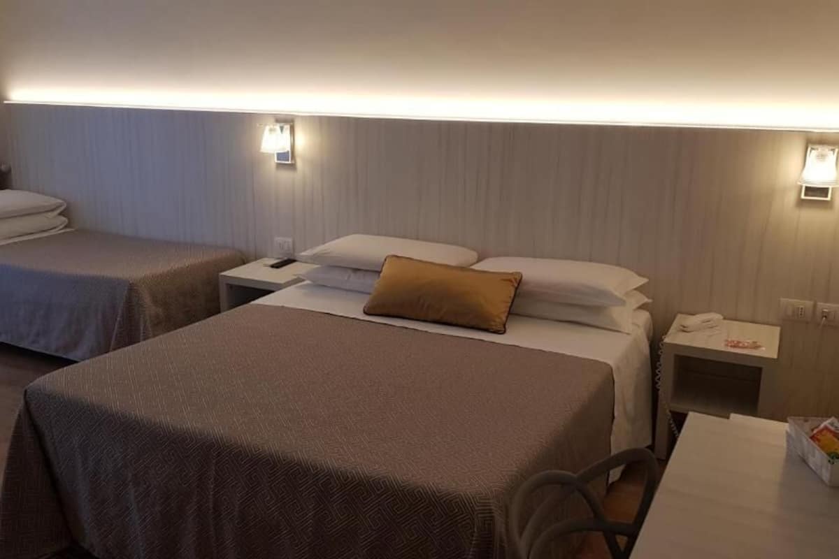 Dreibettzimmer | Zimmersafe, Schreibtisch, laptopgeeigneter Arbeitsplatz