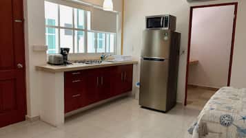 Senior Suite Lower Floor | Cozinha privada | Micro-ondas em uma área comum