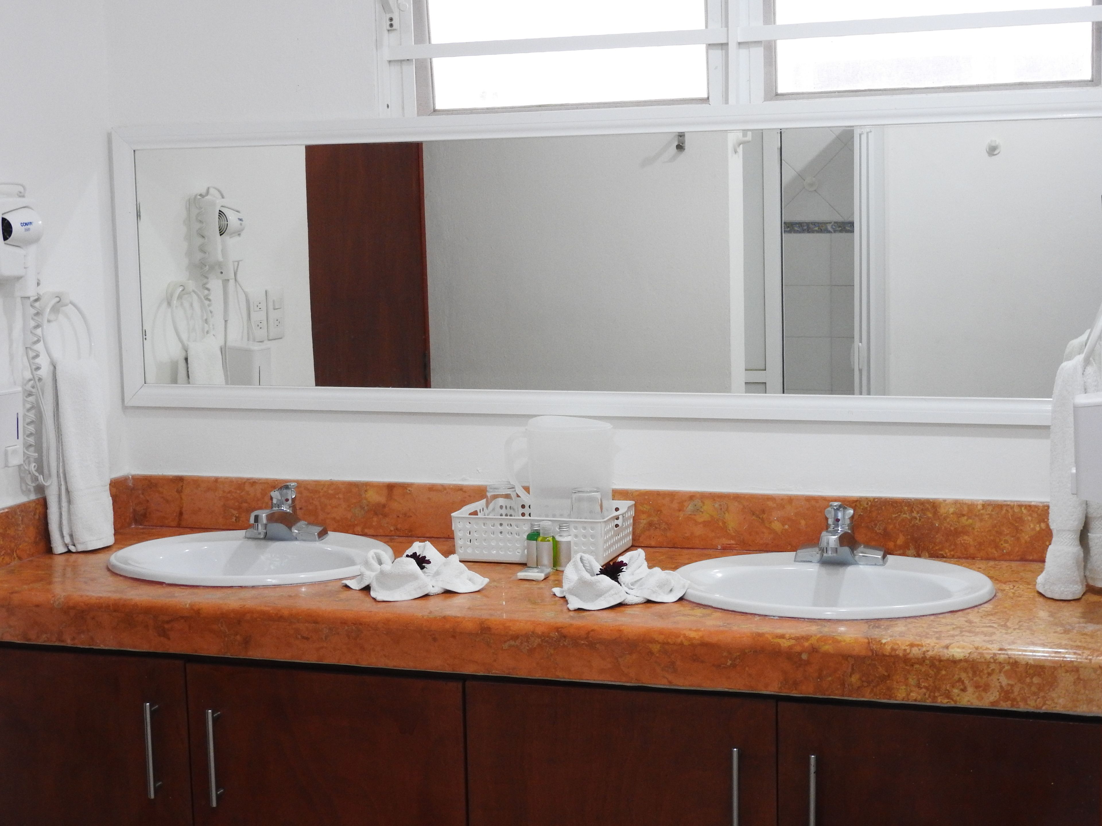 senior suite lower floor | bathroom sink