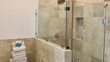Senior Suite Lower Floor | Bathroom shower