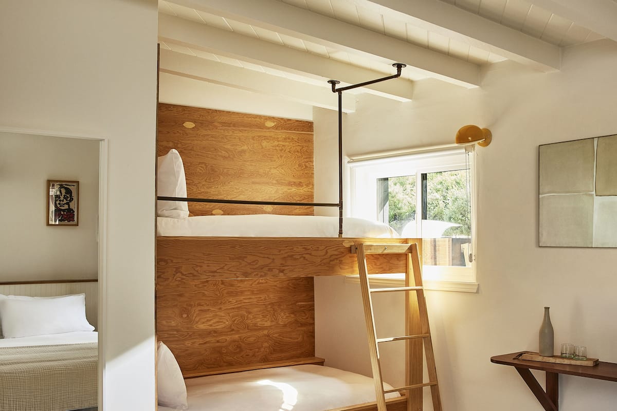 Bungalow, varias camas | Ropa de cama de alta calidad, edredón y minibar