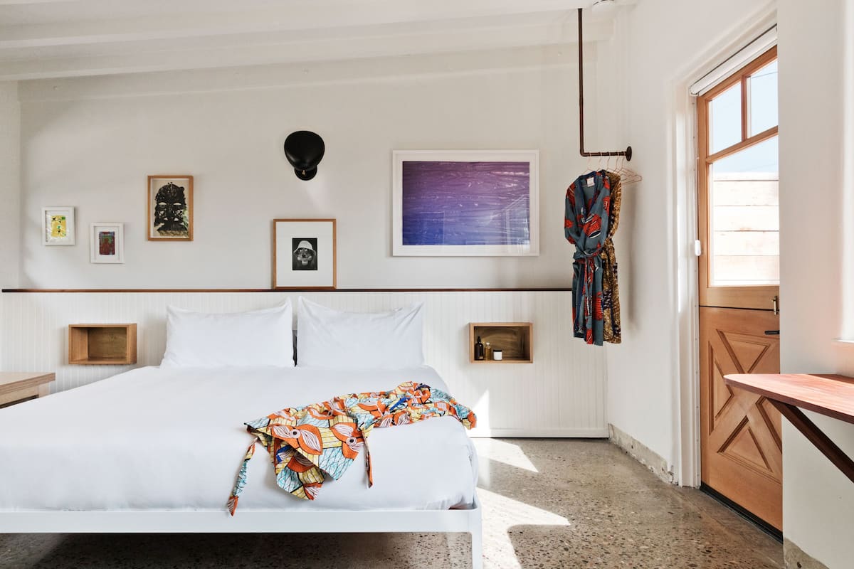 Luxe beddengoed, donzen dekbedden, een minibar, individueel gedecoreerd