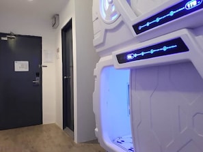 Capsule | Una cassaforte in camera, una scrivania, ferro/asse da stiro