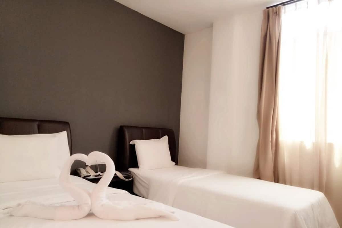 Deluxe Twin Room | In-room safe, desk, iron/ironing board, free WiFi