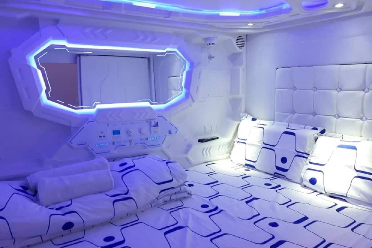 Capsule | In-room safe, desk, iron/ironing board, free WiFi