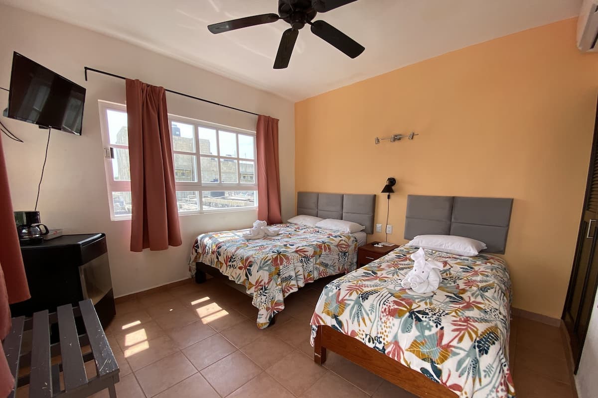 Standaard driepersoonskamer (with Fan and AC) | Een kluis op de kamer, een bureau, gratis wifi, beddengoed