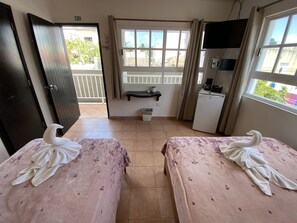 Standard-Dreibettzimmer (with Fan and AC) | Zimmersafe, Schreibtisch, kostenloses WLAN, Bettwäsche